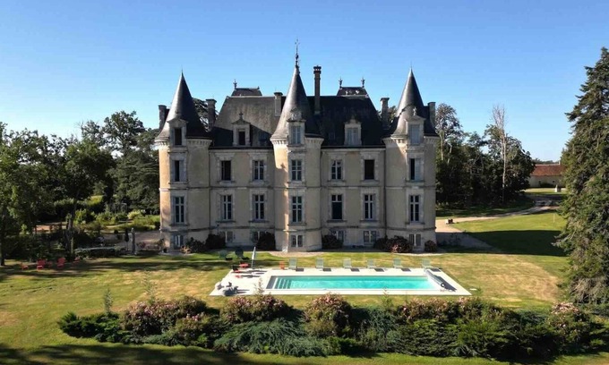 Le Chatelet Otro | Stunning family castle located in Val de Loire - 3-hours drive from Paris.