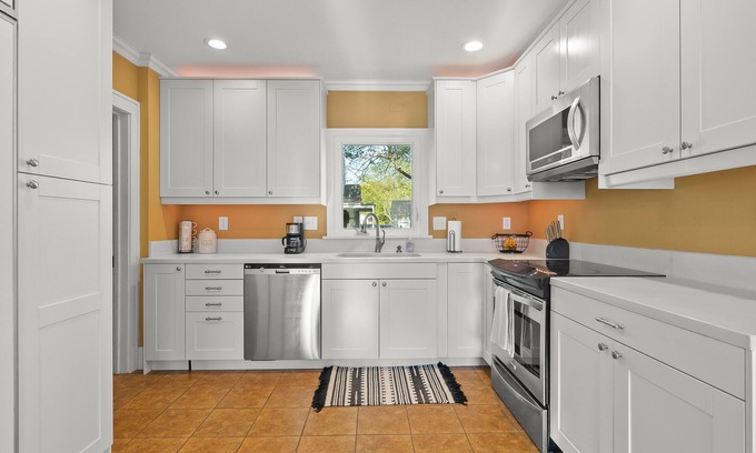 Waterloo Casa | Stunning Family Getaway - 4 Queens + 2 Twin Beds