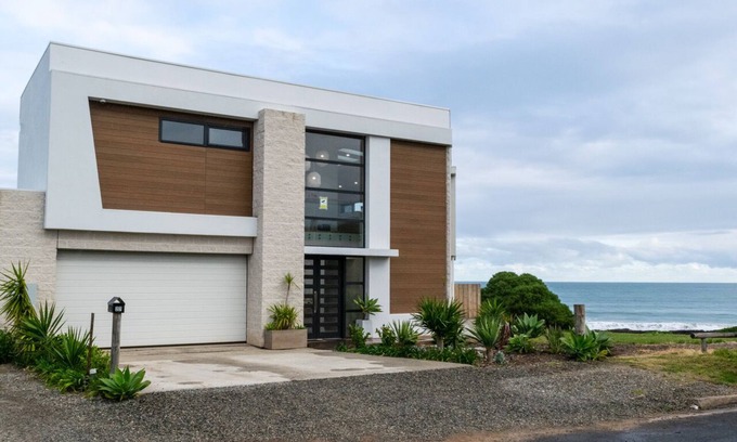 Middleton Casa | Stunning Family Home Ocean Views - 1 min walk from the beach!