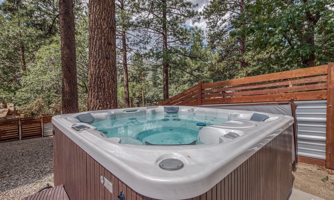 Fern Valley Casa | Impresionante cabina de Fern Valley con vistas al bosque y una bañera de hidromasaje privada. ¡Se admiten perros!