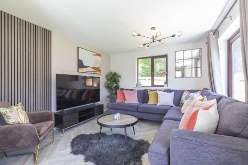 Cheltenham Casa | Stunning Five Bed Detached Home with Hot Tub