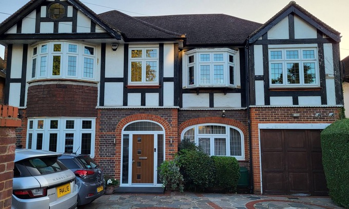 Cassiobury Casa | Stunning five bedroom detached house