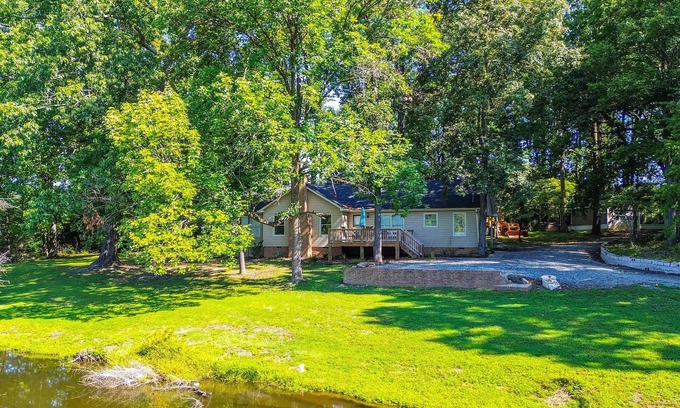 Greensboro Casa | Stunning Greensboro Home w/ Deck & Pond View!