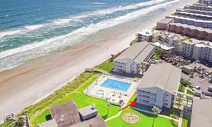 New Smyrna Beach Condominio | Impresionante recientemente renovado (2018) condominio en planta baja, frente al mar y frente a la piscina!