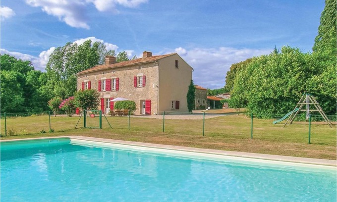 Saint-Maixent-de-Beugne Casa | Stunning Home In St Maixent De Beugné