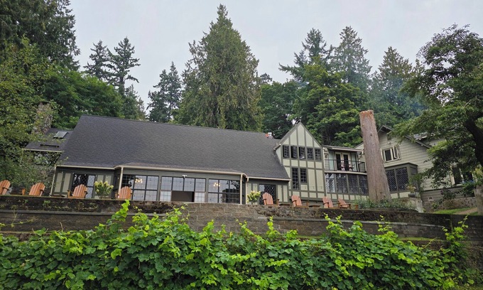 Seahurst Casa | Stunning High Bank 3 BDRM w/Ballroom on the Salish Sea