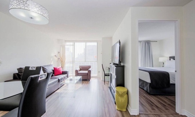Bay Street Corridor Condominio | STUNNING High Floor Bay St Condo w BIG Balcony / Terrace (Sleeps 4) Pet Friendly