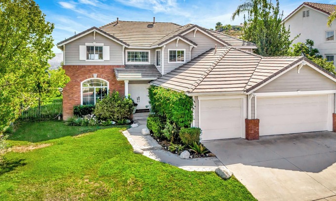 Canoga Park Casa | Stunning Hilltop 5BR W/ View & Hot Tub!
