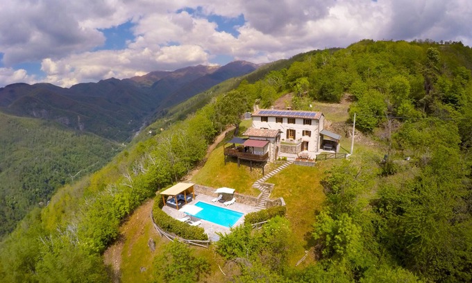 Barga Villa | Impresionante villa en la cima de una colina en Barga, Toscana, con piscina privada y vistas espectaculares