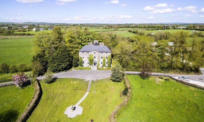 Coolbawn Casa | Stunning historic manor house with WiFi near charming Nenagh