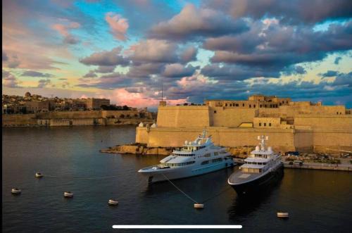 Senglea Apartamento | Stunning Holiday Home with Gorgeous Harbour Views