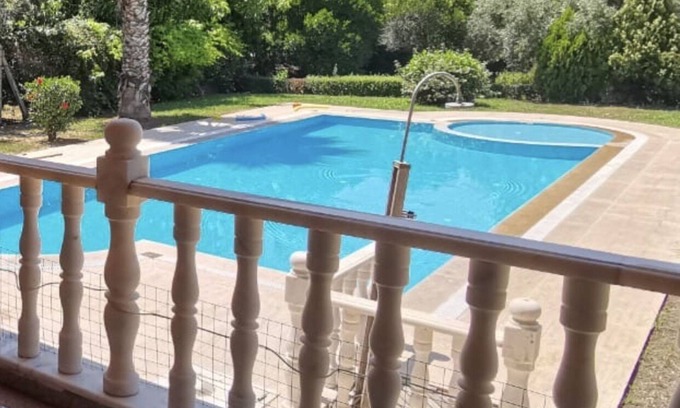 Gulluk Apartamento | Hermoso apartamento con vista al jardín y piscina.