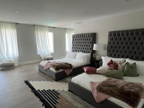 Hollywood Hills West Casa | Stunning Hollywood Hills Remodeled 4BR Oasis with Pool, Hot Tub, and City Skyline Views