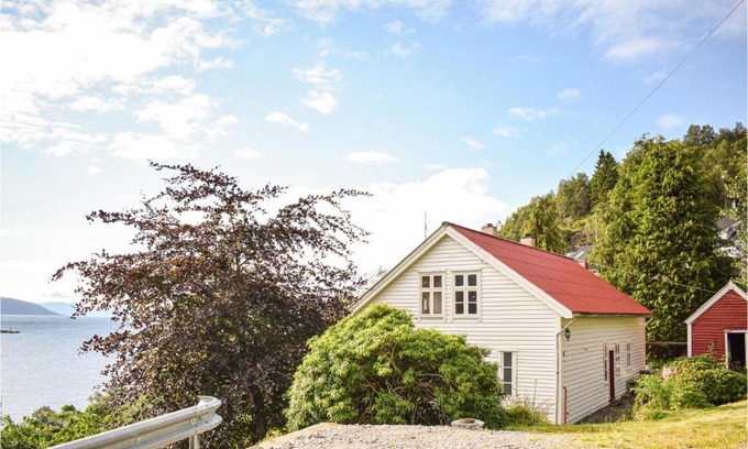 Brekke Casa | Stunning Home In Brekke With Kitchen