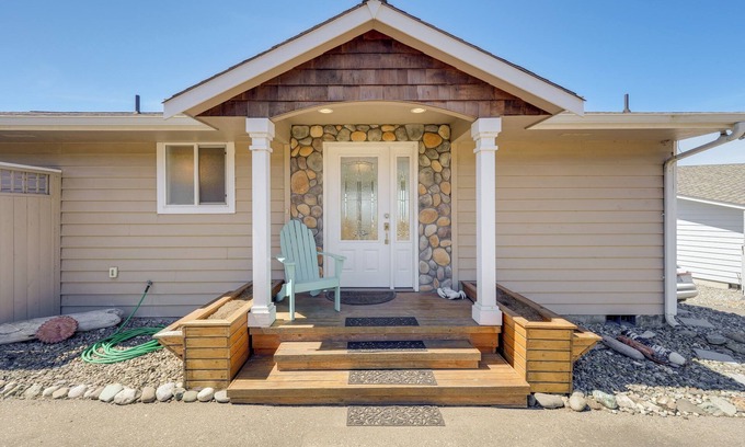 Oak Harbor Casa | Stunning Home in Coupeville w/ Deck + Beach Access