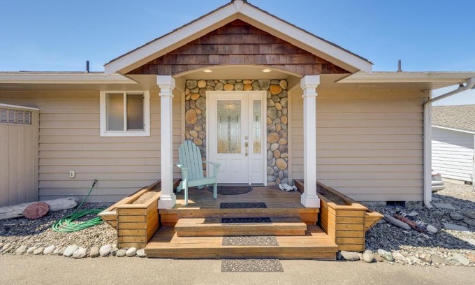 Oak Harbor Casa | Stunning Home in Coupeville with Deck and Beach Access
