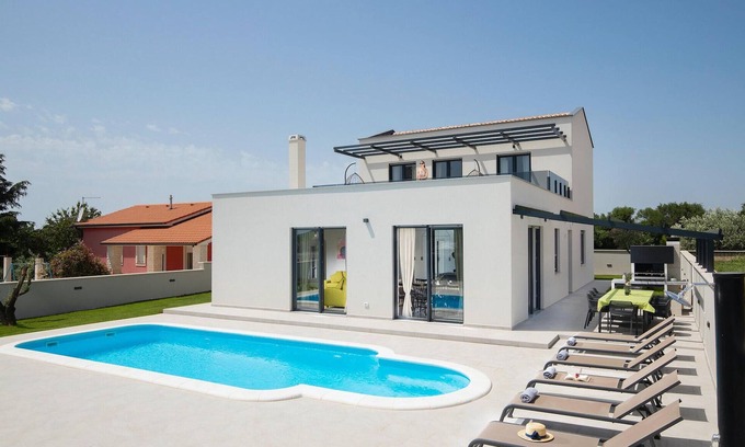 Skatari Casa | Impresionante casa en Pula
