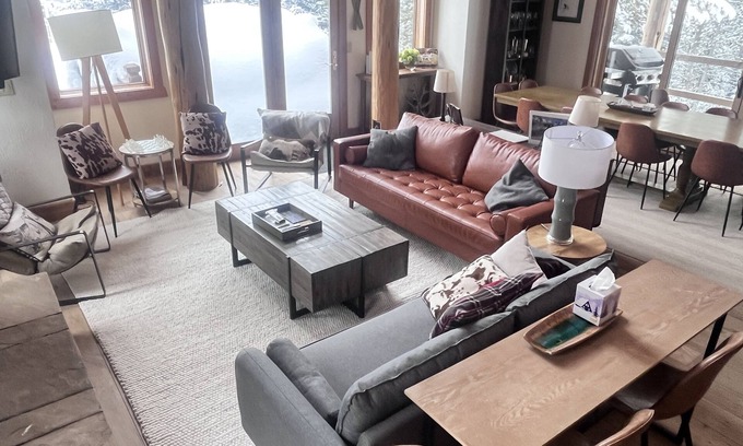 Big Sky Chalet De Esquí | Stunning home near slopes with 3 decks, hot tub & 2 kitchens - dog-friendly