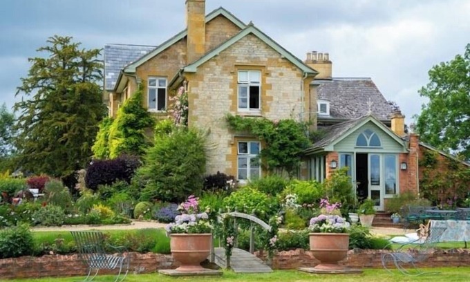 Broadway Casa | Stunning home with heated pool, hot tub, tennis court for 10 guests