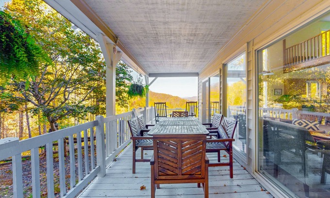 Canton Casa | Stunning house offers serene living with breathtaking mountain and sunset views.