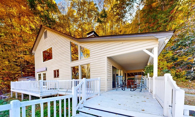 Canton Casa | Stunning house offers serene living with breathtaking mountain and sunset views.