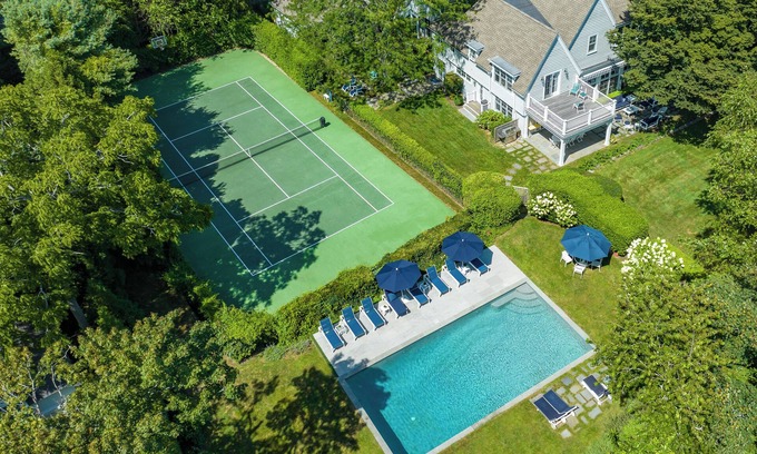 Village of Southampton Casa | Stunning House: Tenis y piscina en la sección de Southampton Estate