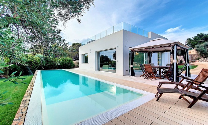 Marina di Felloniche Villa | Stunning 5*-villa w/ beach access, pool & jacuzzi