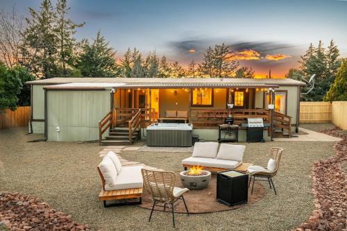 West Sedona Casa | Stunning Javelina Hideaway with Hot Tub and King Bed
