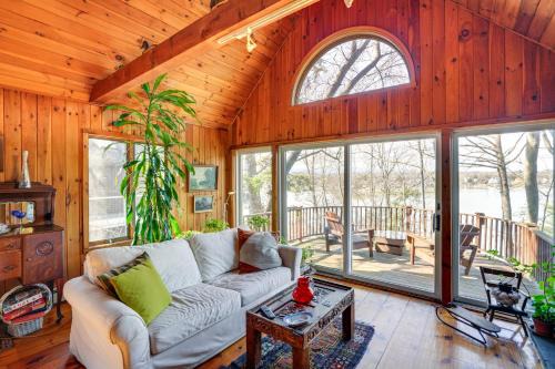 Athens Casa | Stunning Lake and Mtn Views Cozy Catskills Cabin!