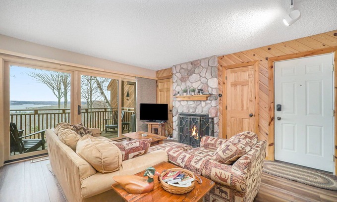 Bellaire Condominio | Stunning Lake Bellaire Views! 2 Bedroom Condo in Summit Village