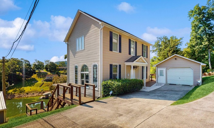 Maynardville Cabina | Stunning lake front home w/dock, card tables, wet bar, fire pit & amazing views!