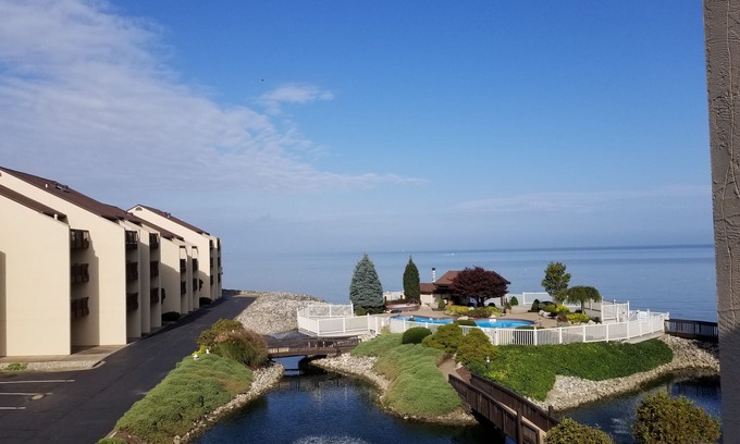 Port Clinton Condominio | Impresionante condominio frente al lago con piscina Jacuzzi Cancha de tenis completamente renovada