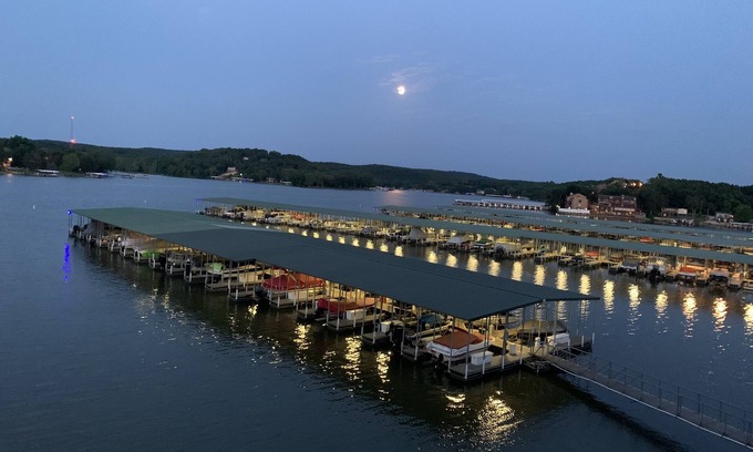 Camdenton Condominio | Off 54 Gorgeous Getaway, Lake Front, Sin escalones, Resbalón del barco, Rampa del barco, sin grava