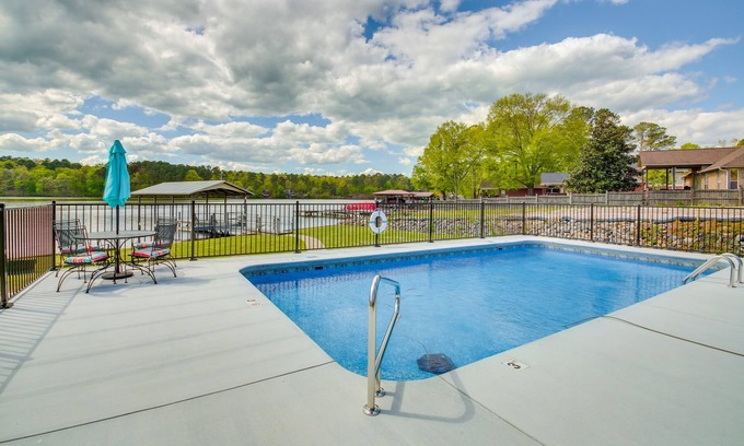 Mid America Casa | Stunning Lake Hamilton Getaway w/ Hot Tub!