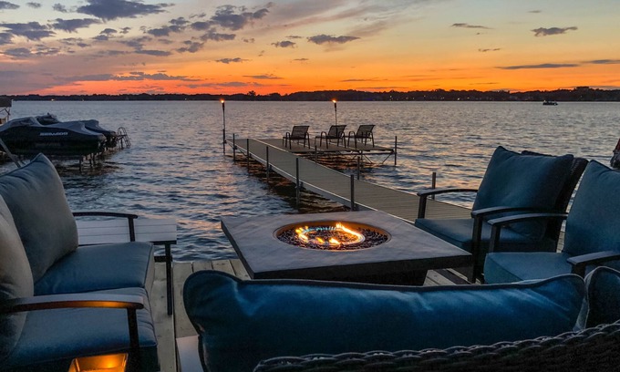 Keego Harbor Casa | Impresionante Cass Lake Getaway Waterfront Home