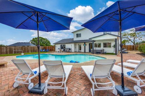 Lakewood Village Casa | Stunning Lake House with a Pool and Hot Tub