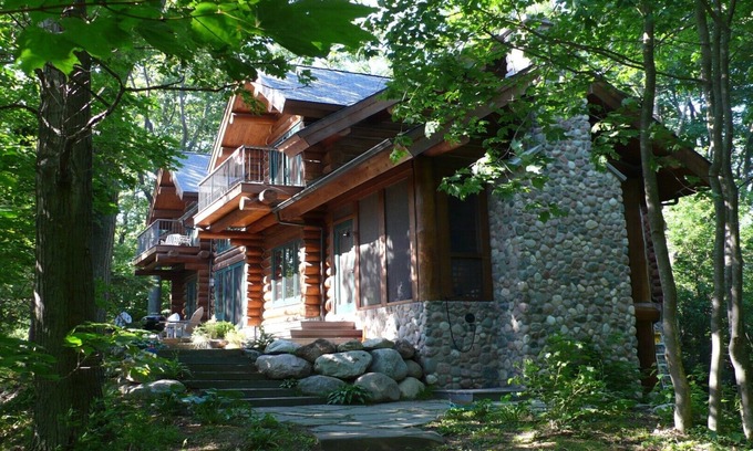 New Era Cabina | Impresionante cabaña de troncos y piedras del lago Michigan