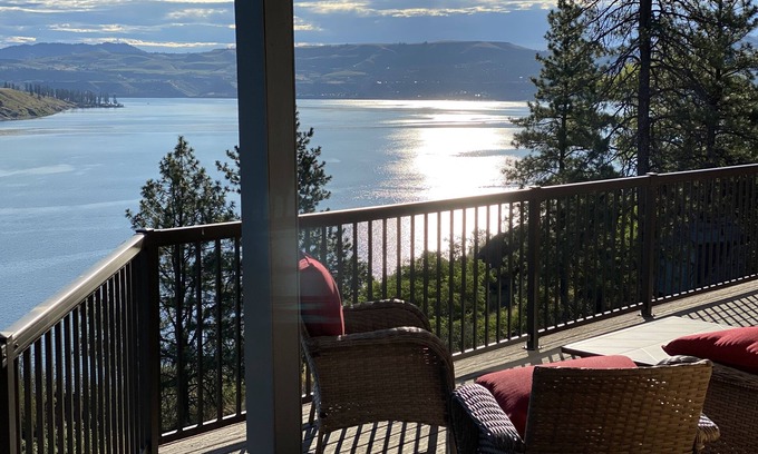 Lincoln Casa | Stunning Lake Roosevelt views and accommodations from our Lincoln residence