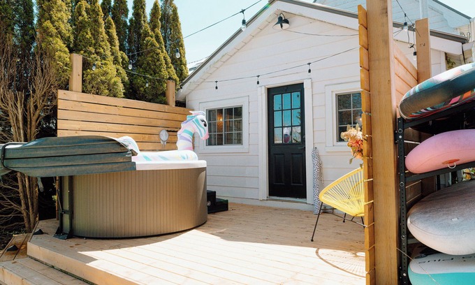 Port Stanley Cabaña | Stunning Lake views/hot tub/fireplace/3 queen beds 1 double/foosball/firepit