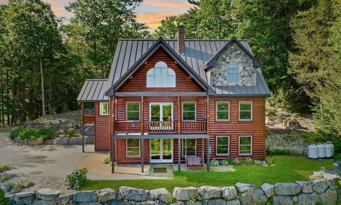 Gilford Cabina | Stunning Lake Views + Summer Fun @ Gunstock - 4 BR Sleeps 10 + Dog-Friendly Home