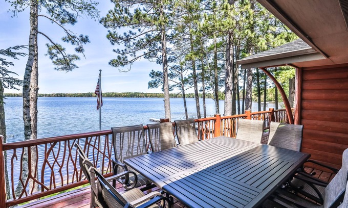 Woodruff Casa | Stunning lakefront house with kayaks, paddleboard & washer/dryer