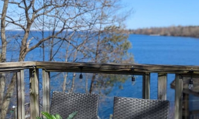 Cressy Casa | Stunning lakefront 4 season cottage in PEC