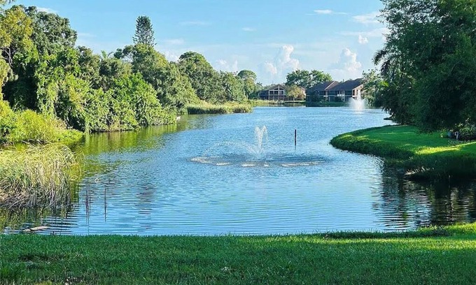 Gulf Gate Estates Condominio | Stunning lakefront condo near nSiesta Key beach