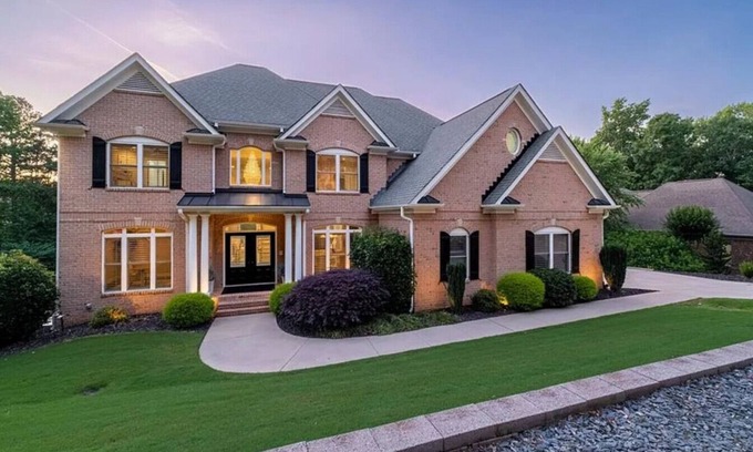 Tate Apartamento | Stunning Lakefront Estate