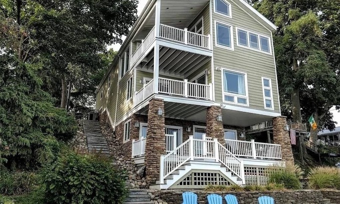 Penn Yan Casa | Stunning Lakefront Family Friendly getaway