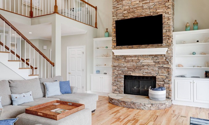 Cedar Cliff Casa | Stunning lakefront home with kayaks, dock, fireplace, game room, & washer/dryer