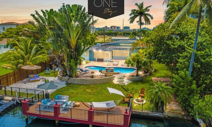 Ojus Casa | Stunning Lakefront Miami Pool House - Aventura Mall