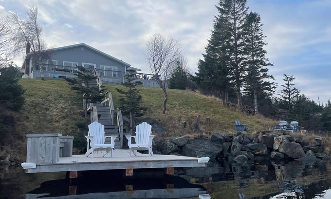 Burnt Cove Casa | Stunning Lakeside Retreat in Tors Cove – Nature Lover’s Paradise!