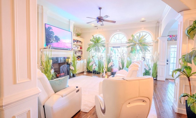 Savannah Casa | Stunning Lakeview, Sleeps 12, Family Home