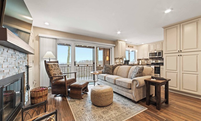 Bellaire Casa | New, condo stunning Lake View